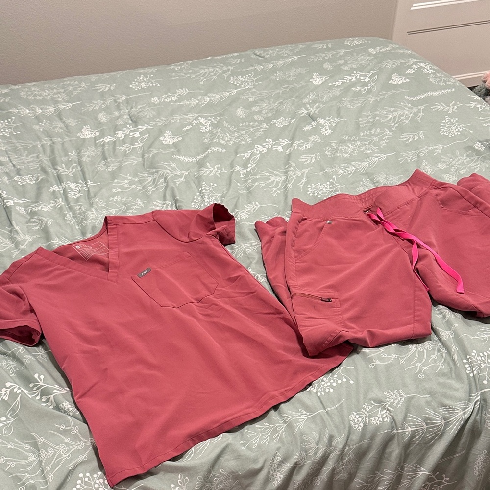 Figs Muave XS Catarina one pocket scrub top and S high wasted Zamora jogger